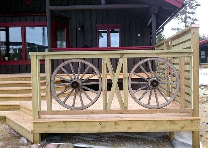 Personligt räcke, veranda, med gamla vagnshjul