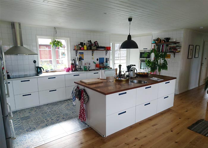 Nytt kök och nylagt golv i gammal stil